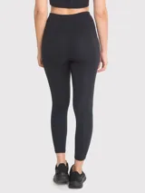 Calza deportiva de tiro alto en color negro, con diseño ajustado y bolsillos laterales integrados. Cuenta con banda interna de silicona para un mejor ajuste y soporte durante el entrenamiento.