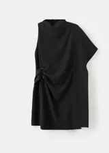 Vestido corto negro de poliéster con diseño asimétrico, un hombro descubierto, manga murciélago en el otro lado y detalle drapeado en la cintura con broches metálicos.