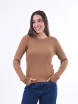 Buzo de tejido de punto acanalado color tostado, de manga larga y cuello redondo.