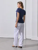 Remera tejida con estampado animal print, de manga corta con detalle de puntilla en las mangas y cuello redondo.