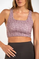 Top deportivo con estampado abstracto en tonos lila y gris.