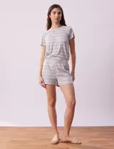 Conjunto de pijama marca René Rofé, compuesto por remera y short. Remera a rayas con escote redondo, ojal y botón. Short a rayas con cintura elastizada.