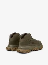 Botín de trekking color verde militar, confeccionado en piel vacuna y tejido de poliéster reciclado con membrana GORE-TEX. Cuenta con plantilla reciclada OrthoLite y suela Vibram Ecostep.