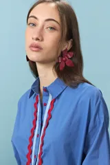 Caravanas de metal con diseño de flor de cinco pétalos en color rojo.
