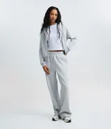 Pantalón de corte recto confeccionado en algodón con felpa, de color gris melange. Presenta cintura elástica con cordón ajustable y diseño de pierna holgada.