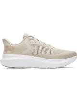 Championes de running Under Armour Charged Rogue 5, color beige con entresuela blanca. Presentan parte superior de malla técnica transpirable, plantilla Deluxe Comfort System y entresuela Charged Cushioning para mayor amortiguación y respuesta.