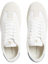 Zapatillas urbanas Calvin Klein Jeans, color blanco con logo CK en dorado y detalle en celeste en el talón.
