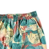 Short de baño Von Braun con estampado botánico en tonos azul, rosa y crema. Cuenta con cintura elástica, dos bolsillos laterales y un bolsillo trasero con solapa y etiqueta de la marca.
