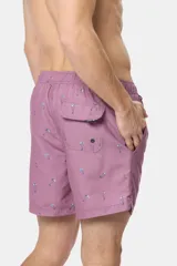 Short de baño rosado con microestampado alusivo al kitesurf, cintura elastizada y cordón ajustable.