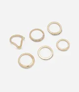 Set de seis anillos dorados con diferentes diseños, algunos con strass.