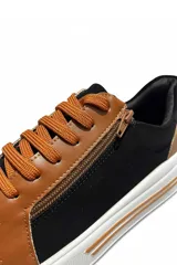 Championes deportivos Euroteens de plataforma, combinados en color negro con detalles en marrón tostado. Cuentan con cordones y cierre lateral decorativo, además de una suela gruesa blanca con línea tostada.