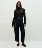 Suéter de punto de la marca Marfinno, con cuello alto y manga larga. Presenta un diseño de corte regular y acabado suave, confeccionado en una mezcla de viscosa, poliéster y poliamida.