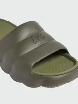 Sandalias tipo slide Moncler modelo Lilo, confeccionadas en material EVA con diseño acolchado y logo de la marca grabado en la banda superior. Presentan una plantilla texturizada antideslizante.
