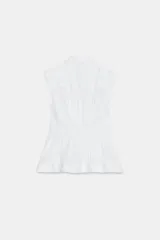 Camisa de cuello solapa y manga sisa, de color blanco. Presenta bajo acabado en peplum y cierre frontal con botones ocultos.