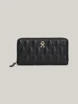 Billetera Tommy Hilfiger negra de piel sintética acolchada con cierre de cremallera y logo metálico dorado.
