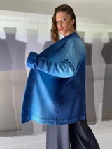 Cardigan oversize tejido en lana merino teñida artesanalmente, con puños y cuello en fieltro de lana merino.