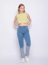 Top amarillo sin mangas de tela de textura acanalada y brillante.