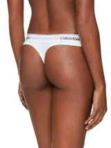 Colaless Calvin Klein de talle medio, confeccionada en mezcla de algodón modal, con emblemática cinturilla elástica con el logo de la marca.