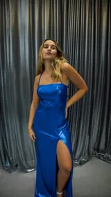 Vestido largo de fiesta azul eléctrico con breteles finos, escote recto y tajo lateral alto.