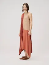 Vestido midi de lino con diseño geométrico en bloques de color negro, marrón y beige, cuello redondo, sin mangas y dobladillo asimétrico en punta.