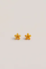 Aros abridores con diseño de flor de cinco pétalos en color mostaza brillante.