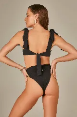 Conjunto de bikini verde con corpiño con aro y breteles con volados, y bombacha tiro alto.