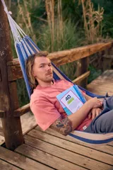 Remera color crudo de algodón con estampa en la espalda con motivos playeros y la frase "Surf Island Rusty Go".