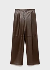 Pantalón wide leg de efecto piel color marrón, con tiro medio, bolsillos laterales, pinzas delanteras y cierre frontal con botón, gancho y cremallera ocultos. Cuenta con forro interior.