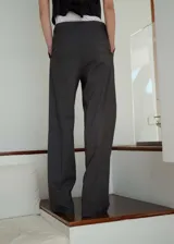 Pantalon de vestir de tiro medio con diseño recto y estilo sastrero. Cuenta con pinzas traseras, bolsillos laterales y cierre oculto con botón, gancho y cremallera.