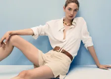 Short de jean de tiro medio, color beige, con diseño de cinco bolsillos, corte recto y bajo deshilachado.