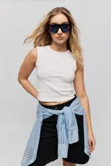 Musculosa gris melange de tejido acanalado, con cuello redondo y ajuste al cuerpo.