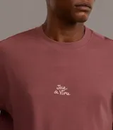 Remera masculina de algodón color ladrillo, corte boxy, cuello redondo y manga corta. Estampa lettering en el pecho.