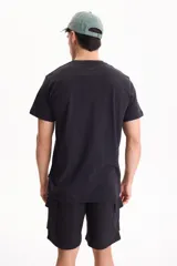 Remera básica de algodón color blanco, con cuello redondo y mangas cortas.