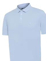 Remera polo de algodón pima y sorona de la marca RKF, color celeste, de manga corta y calce modern fit. Presenta cierre frontal con tres botones y detalle de logo bordado en el pecho.
