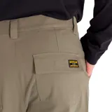 Pantalón cargo de corte recto en color verde oliva. Presenta bolsillos laterales de parche, bolsillos traseros con solapa y bolsillos cargo en los muslos. Confeccionado en tejido twill de algodón.