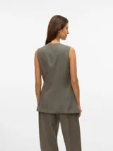 Chaleco sastrero color verde oliva, con escote en V, cierre frontal de botones y diseño estructurado.