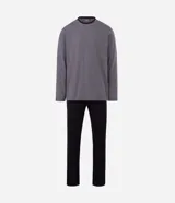 Pijama masculino compuesto por una blusa de manga larga con cuello redondo en tejido de media malla con rayas finas y un pantalón largo liso de corte recto.