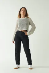 Sweater de punto calado color gris oscuro, de mangas largas y cuello redondo.