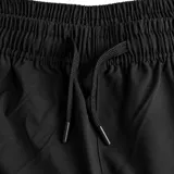 Short deportivo negro de tejido técnico tipo nylon, liviano y de secado rápido, con cintura elastizada, cordón regulable y bolsillos laterales. Cuenta con pequeños tajos laterales en el ruedo y el logo de la marca estampado en el lateral.