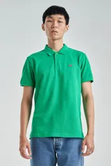 Chomba verde de piqué con cuello clásico, manga corta y logo de Levi's bordado en el pecho.
