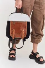 Sandalias de plataforma con suela de goma negra y tiras de cuero sintético color beige con cierre de velcro ajustable.