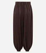 Pantalón de corte aladino confeccionado en viscosa y poliéster, con diseño de rayas verticales y acabado con leve transparencia. Presenta cintura alta, trabillas para cinturón y puños elásticos en el dobladillo.