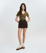 Blusa de corte regular confeccionada en algodón con elastano, con escote en V, mangas cortas y diseño liso.