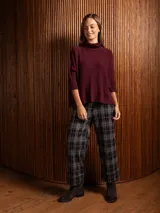 Poleron negro de tejido de punto con cuello alto doble y mangas 3/4 con puños acanalados.