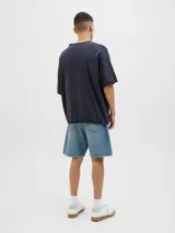 Remera azul de algodón con cuello redondo, manga corta, corte holgado y bolsillo en el pecho.