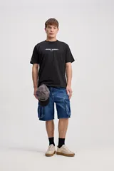 Remera blanca de manga corta y corte clásico, con estampa en la espalda de diseño futurista.