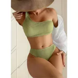 Bikini de dos piezas con textura acanalada, color amarillo. El top es de diseño asimétrico de un solo hombro y la parte inferior es de corte vedetina.