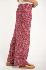 Pantalón de algodón estampado en tonos rosa y borgoña, de corte recto y tiro medio.