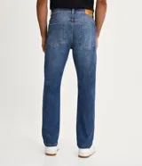 Pantalón de jean azul de corte slim, con bolsillos delanteros y traseros.