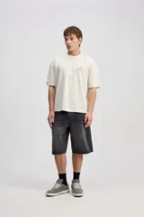 Bermuda de jean con fit baggy, de color negro lavado, silueta amplia y largo por debajo de la rodilla, confeccionada en 100% algodón.